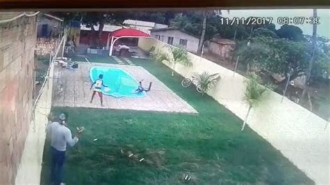 V Deo Mostra Ladr O Caindo Em Piscina Ap S Ser Baleado Por Morador Em