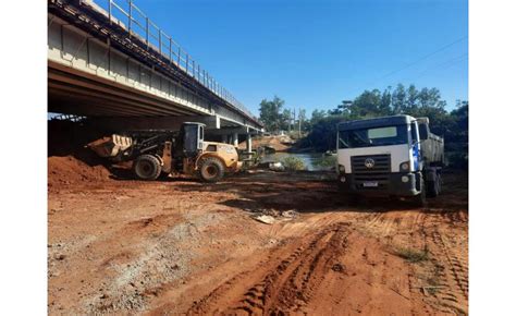 Aterramento De Uma Das Cabeceiras Da Ponte Do Rio Manito Prefeitura