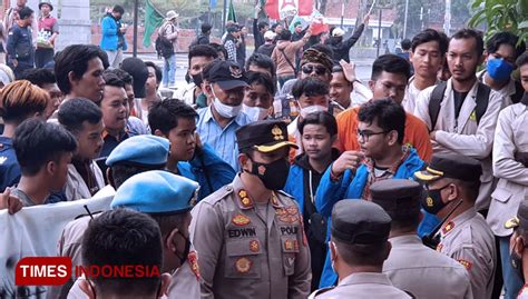 Potret Di Tengah Guyuran Hujan Mahasiswa Majalengka Demo Tolak