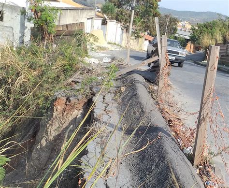 BARRANCO QUE DESMORONOU ATINGE PASSEIO PARTE DA RUA E PREOCUPA OS