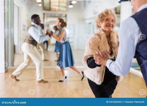 Femme Mature Un Entra Nement De Groupe En Studio De Danse Image Stock