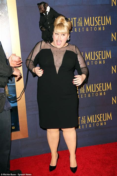 Rebel Wilson plays with Crystal The Monkey at Night At The Museum ...