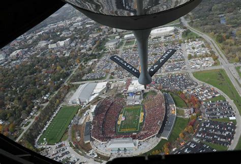 185th Air Refueling Wing Führt Einen Überflug Des Jack Trice Stadions