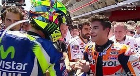 Gp Di Catalogna Stretta Di Mano Tra Rossi E Marquez Il Podio Ricorda