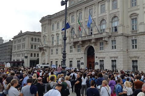 Manifestazione No Green Pass A Trieste Migliaia In Piazza Bloccato Il