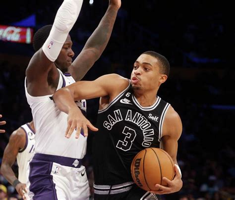 Careless pass sends Spurs' Keldon Johnson to the bench during the team's loss to the Pelicans