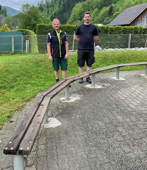 Bezirk Lilienfeld Hohenberg Hohenberg Neue Bänke für den Schulhof