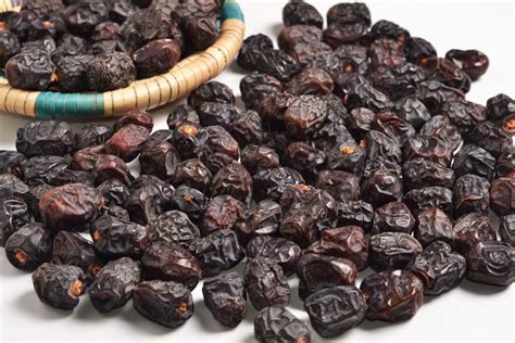 8 Benefits Of Eating Ajwa Dates Khajoor Life In Saudi Arabia