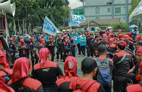 Tuntut UMK Jawa Barat 2023 Naik Buruh Lakukan Demo Di Kantor