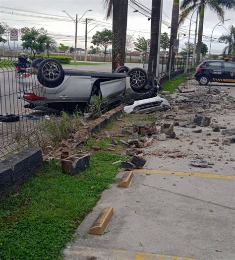 Motorista Perde Controle Do Carro E Bate Em Poste Life Informa