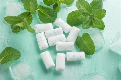 Premium Photo | Chewing gum with mint and ice