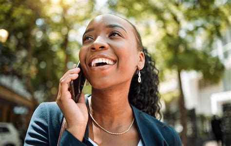 Pensamiento Feliz Y Una Mujer Negra En Una Llamada Telef Nica En La