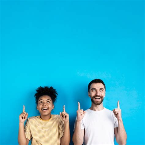 photo couple posing  pointing