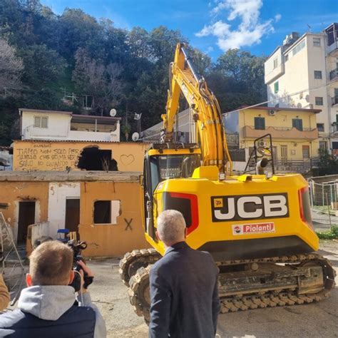 Messina Avviate Le Demolizioni Delle Baracche A Camaro Sottomontagna