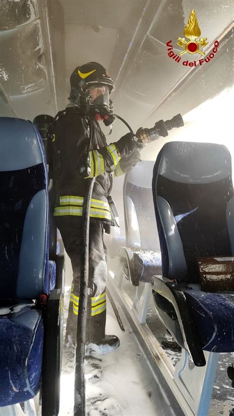 Pullman Va A Fuoco In Un Parcheggio Di Rimini Nessun Ferito