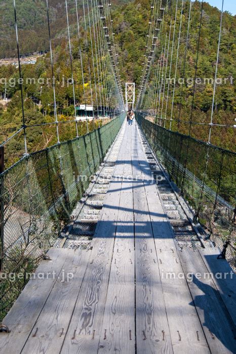 奈良県吉野郡十津川村に架かる日本最長の生活用鉄線の吊橋、谷瀬の吊橋の写真素材 [191330309] イメージマート