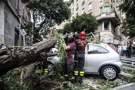 Nubifragio Si Abbatte Su Roma Alberi Caduti E Allagamenti Ma La Vera