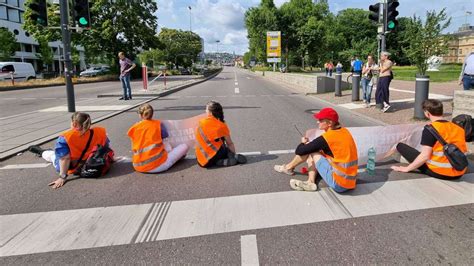 Klebe Verbot In Stuttgart Polizei Darf H Rter Gegen Aktivisten Vorgehen