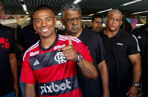 De La Cruz Chega Ao Rio De Janeiro E Recebe Camisa 12 Da Torcida Do