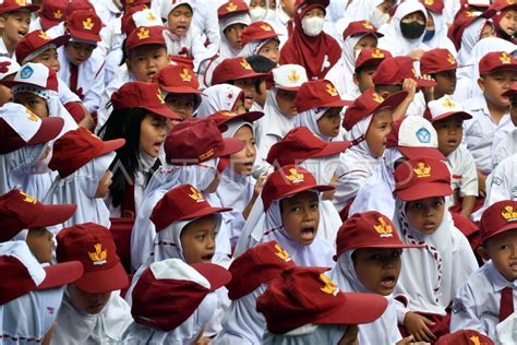 HARI PERTAMA MASUK SEKOLAH DI KOTA BOGOR ANTARA Foto