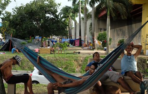 Uma tarde junto aos venezuelanos no viaduto da rodoviária de Manaus