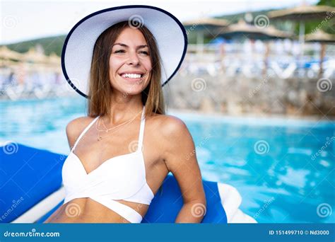 Belle Femme Sexy Dans Le Bikini Sur La Plage Pendant Des Vacances Photo Stock Image Du Bleu