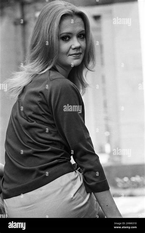 Lactrice Hayley Mills Tenant Un Appareil Photo 13th Mai 1967 Photo Stock Alamy