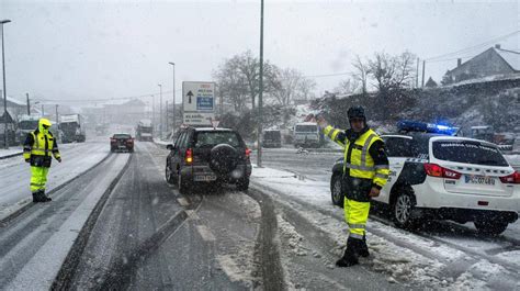 El Primer Gran Temporal Sacude Galicia Viento Nieve Rayos Y Cientos