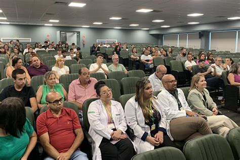 Recepção aos calouros marca a volta às aulas em Guarujá Unoeste