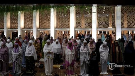 Kisah Hasyim Yang Datang Dari Lombok Demi Salat Tarawih Pertama Di