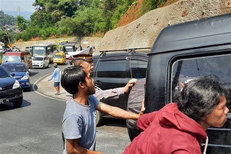 Foto Bagi Pengemudi Pemula Begini Cara Atasi Mobil Gagal Menanjak