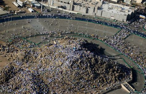 Les P Lerins Quittent Le Mont Arafat Pour Accomplir Les Derni Res