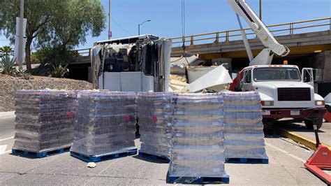 Tráiler queda atorado bajo el puente San Felipe en el bulevar Río Santiago