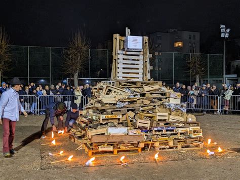 Saronno un successo il falò di Sant Antonio che chiude con un bagno di