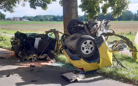 Miertelny Wypadek Audi Rozpad O Si Na P Po Uderzeniu W Drzewo