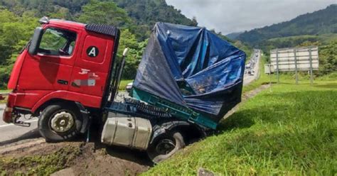 Treler Terbabas Punca Lebuhraya Karak Sesak Berita Harian