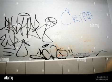 Graffiti De Pandillas En Una Pared De Ba O Fotograf A De Stock Alamy