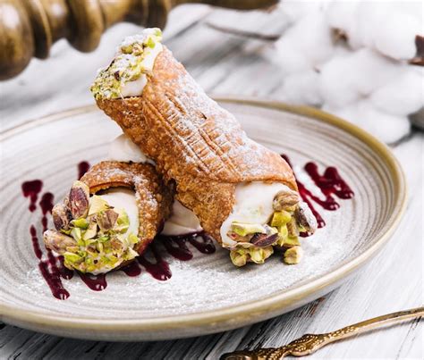 Dessert Italien Traditionnel Cannoli Siciliani Sur Assiette Photo Premium