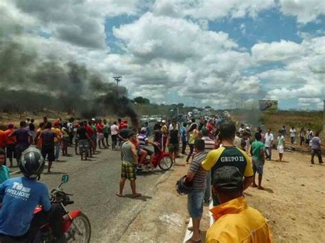 G Moradores De Chorozinho Bloqueiam Br Em Protesto Por Gua No