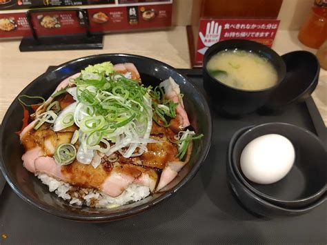 『すた丼』の夏の定番「牛ローストビーフ丼」が愛される理由とは？ 食べてわかったその秘密｜ニフティニュース