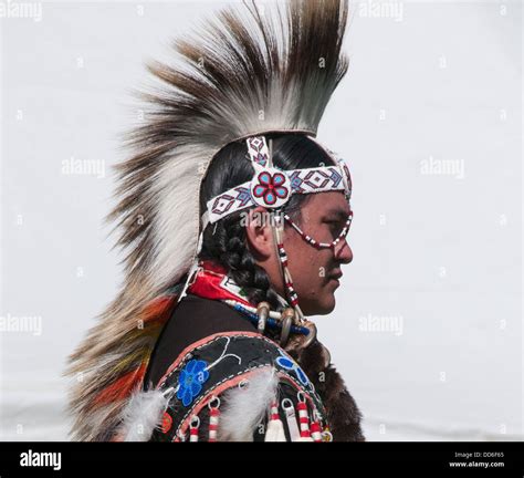 Native canadian headdress hi-res stock photography and images - Alamy