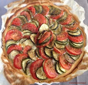 Tarte salée du soleil chèvre tomates et courgettes A table avec Maya