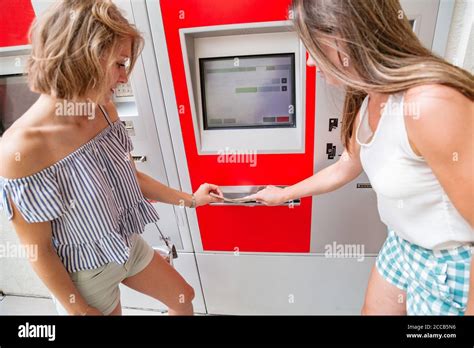 Jeune Femme Achat Billet Machine Automatique Station Banque De