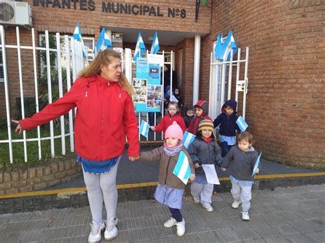 El Jardín de Infantes n8 repartió banderas por el barrio Secretaría