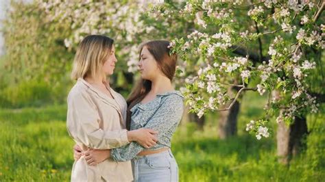 Reconciliação De Uma Filha Adolescente Com Sua Mãe De Dedovstock Na