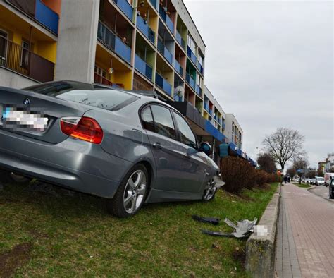 Pijany Kierowca Bmw Wjecha Na Chodnik O Ma Y W Os Nie Potr Ci