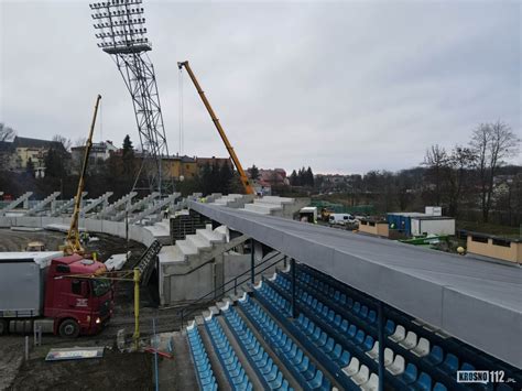 Budowa Trybuny Na Stadionie Trwa Nawet Po Zmroku Zdj Cia