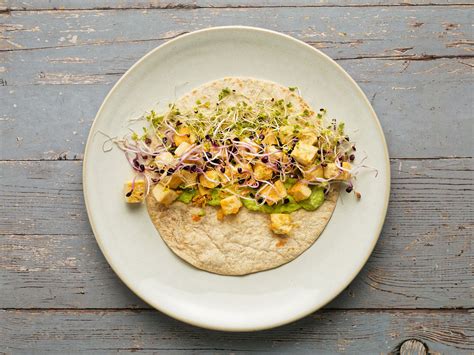 Wraps Met Doperwtenspread En Gebakken Tofu Plantproef