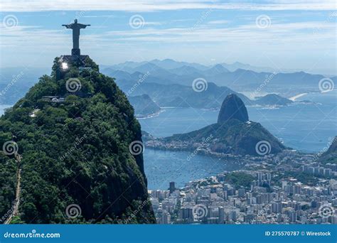 L Iconico Rio De Janeiro Skyline Con Il Famoso Cristo Redentore Statua