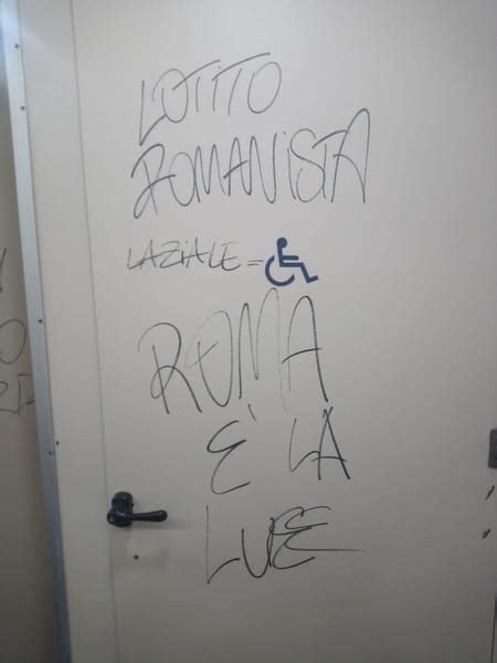 Aeroporto Florio Di Birgi Vandalizzati I Bagni Con Scritte Su Porte E